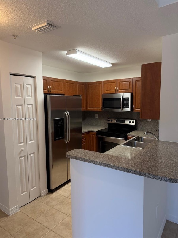 906 SW 143rd Ave in Pembroke Pines, FL - Foto de edificio - Building Photo