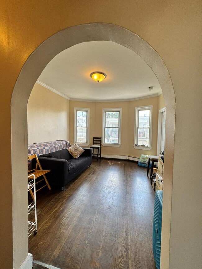47 Dalrymple St, Unit 3 in Boston, MA - Foto de edificio - Building Photo