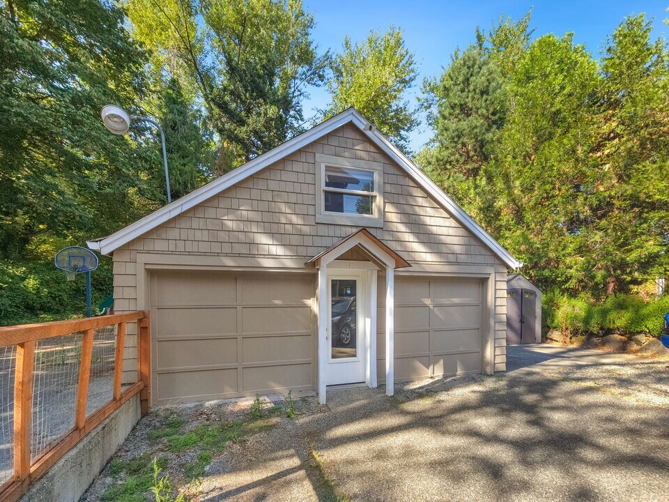 10250 NE 24th St in Bellevue, WA - Building Photo