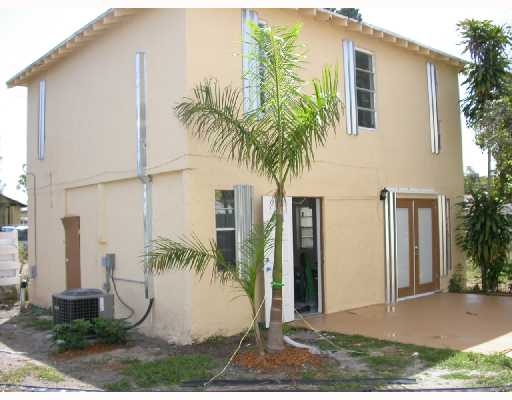 520 N E St in Lake Worth, FL - Foto de edificio - Building Photo