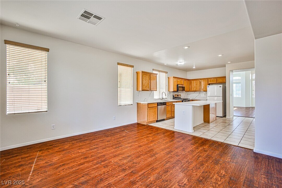 9806 Curtsy Ave in Las Vegas, NV - Building Photo