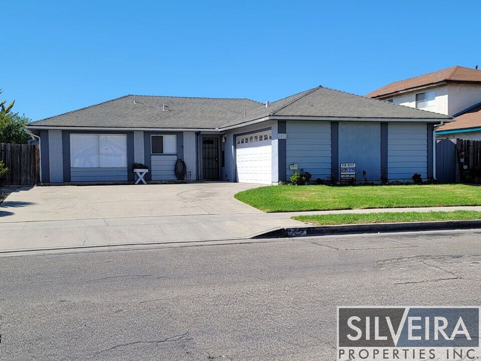 1021 N College Dr in Santa Maria, CA - Foto de edificio