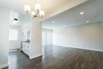 11645 Gorham Ave in Los Angeles, CA - Foto de edificio - Interior Photo