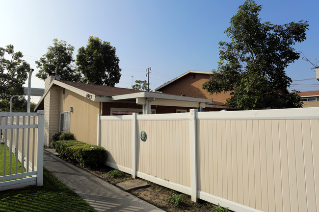 Faculty Circle Apartments in Buena Park, CA - Foto de edificio - Building Photo