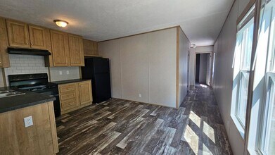 2320 E MacArthur Rd in Wichita, KS - Building Photo - Building Photo