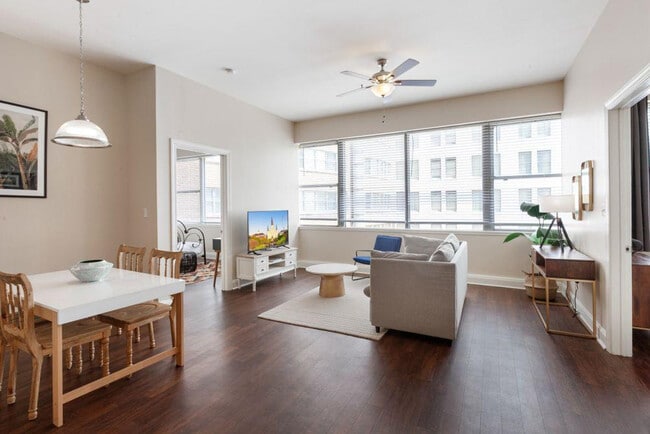 925 Common St in New Orleans, LA - Building Photo - Building Photo