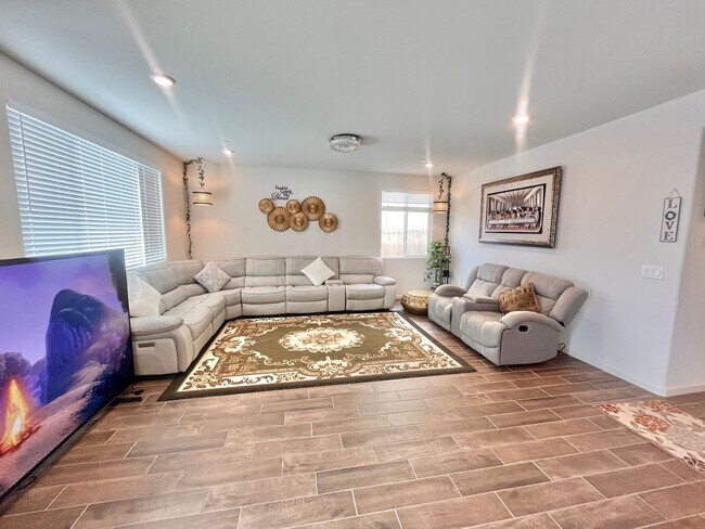 2047 Greenbriar Dr in Los Banos, CA - Building Photo - Building Photo