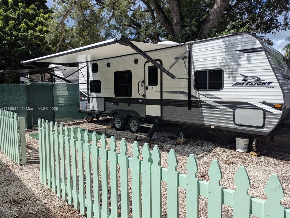 125 NE 184th Terrace in Miami, FL - Building Photo