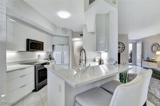 300 Lambiance Cir in Naples, FL - Foto de edificio - Building Photo