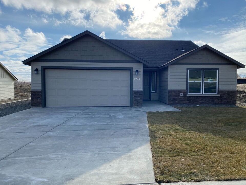 4249 Cove W Dr in Moses Lake, WA - Foto de edificio