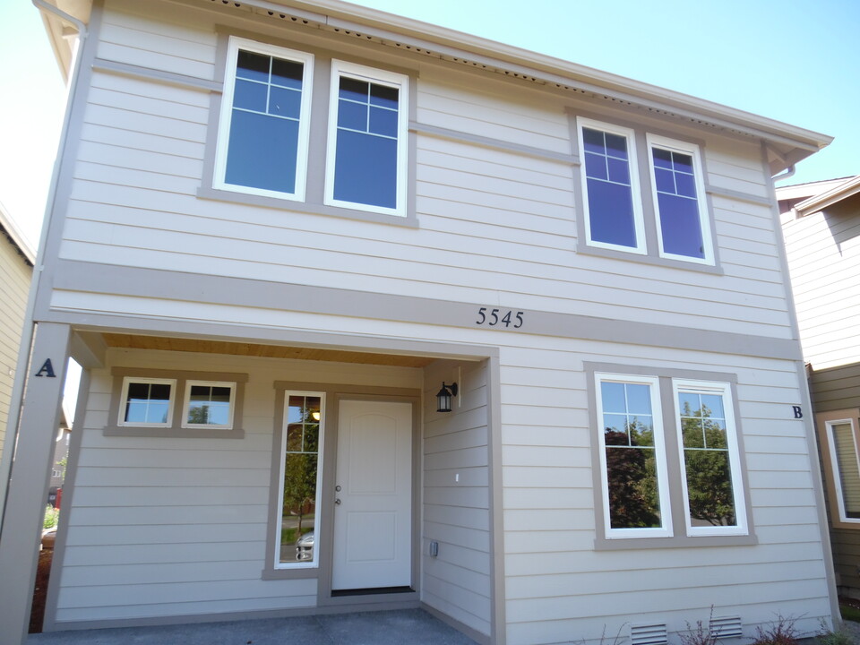 5545 Balustrade Blvd SE, Unit Horizon Pointe Duplex in Lacey, WA - Foto de edificio