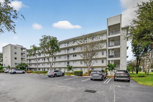 2236 N Cypress Bend Dr in Pompano Beach, FL - Foto de edificio - Building Photo