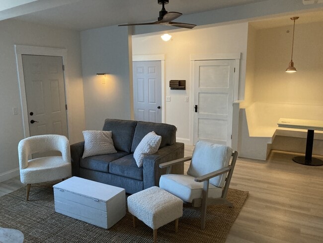 421 E Main St, Unit B