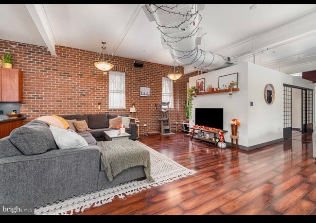 18 E Sunbury St