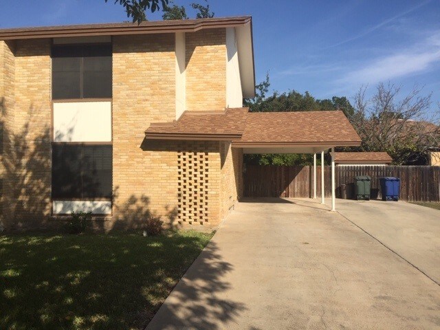 4821 Westside Ln in Laredo, TX - Foto de edificio