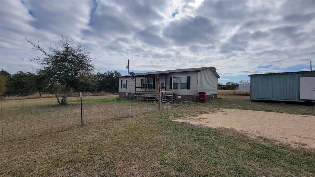 1911 Watterson Rd in Red Rock, TX - Building Photo