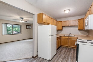 Commerce Apartments in North Mankato, MN - Building Photo