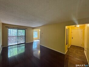 95 Woodsedge Dr in Newington, CT - Building Photo - Building Photo