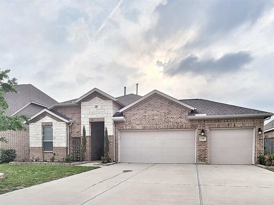 2316 Vineyard Terrace Ln in League City, TX - Building Photo