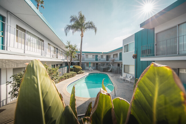 Valley Paradise Apartments in Van Nuys, CA - Building Photo - Building Photo