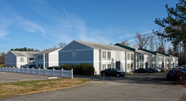 Quail Oaks Apartments in Petersburg, VA - Foto de edificio - Building Photo