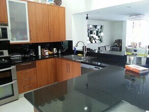 546 NE 199th Ln in Miami, FL - Building Photo - Building Photo