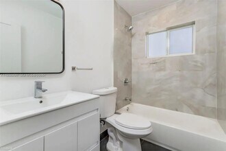 1421 NE 30th Ct in Oakland Park, FL - Building Photo - Building Photo