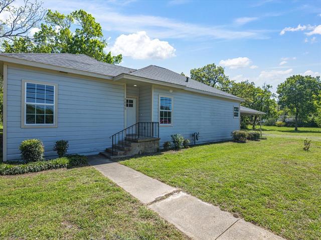 property at 1001 W Lampasas St