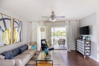 17200 NW 64th Ave in Hialeah, FL - Building Photo - Building Photo