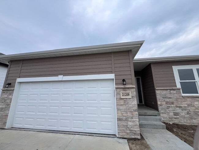 21209 Grand Ave in Elkhorn, NE - Building Photo - Building Photo