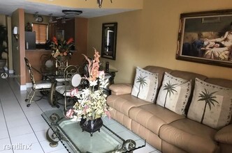 2620 W 76th St-Unit -Apt 203 in Hialeah, FL - Foto de edificio - Building Photo