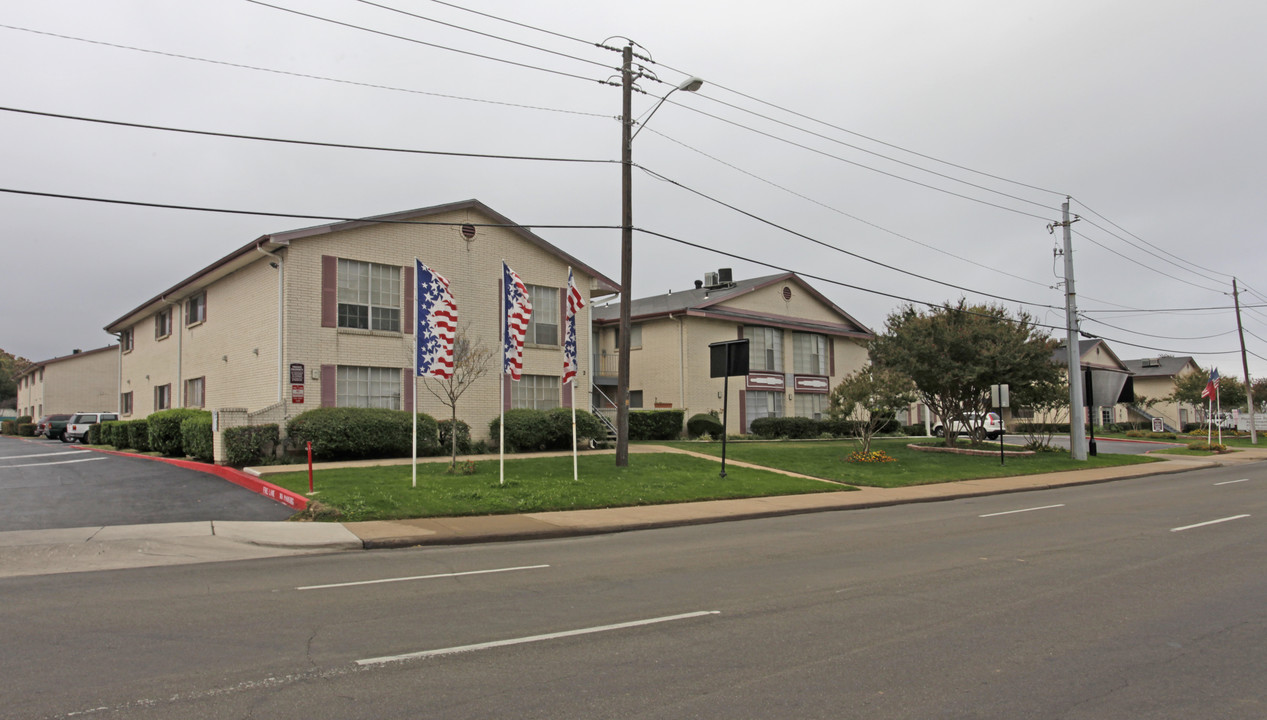 Plantation Place and Court in Arlington, TX - Building Photo