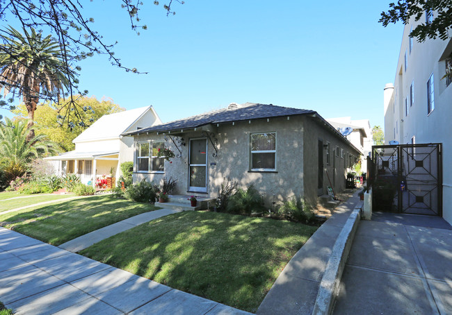 607 E Palm Ave in Burbank, CA - Foto de edificio - Building Photo