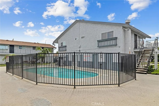 2890 E Artesia Blvd in Long Beach, CA - Foto de edificio - Building Photo