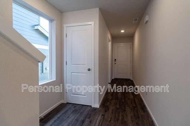 242 N Layla Pl in Ridgefield, WA - Foto de edificio - Building Photo
