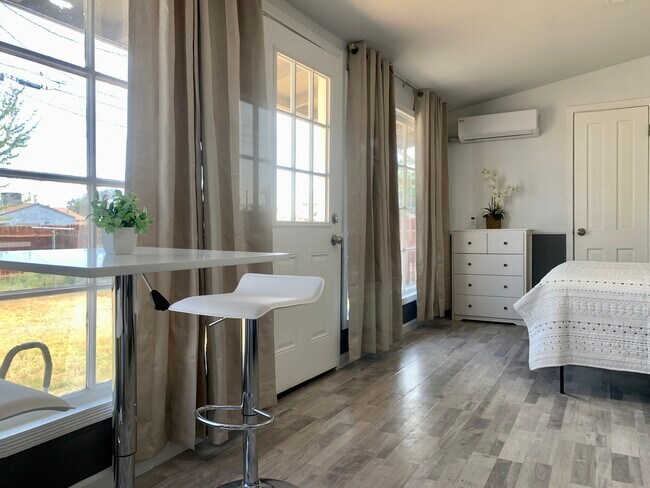 644 Sandalwood Dr, Unit Studio B in El Centro, CA - Foto de edificio - Building Photo