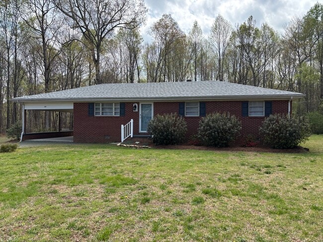 1957 Center Cross Church Rd in Asheboro, NC - Building Photo - Building Photo