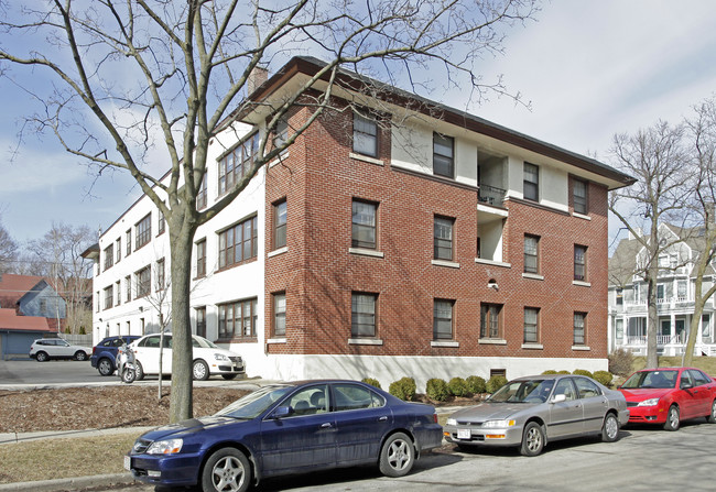 Blackthorne Apartments in Milwaukee, WI - Foto de edificio - Building Photo