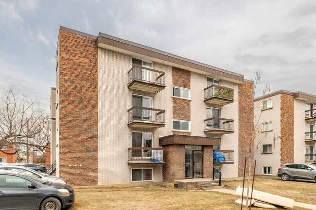313C Cartier Boul O in Laval, QC - Building Photo - Building Photo
