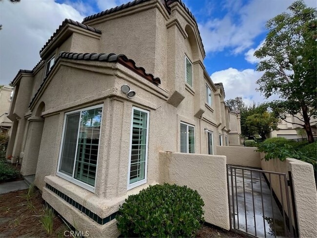 21165 Gladiolos Way in Lake Forest, CA - Foto de edificio - Building Photo