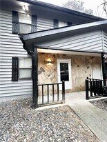 337 Bradley Woods Ct NW in Lilburn, GA - Building Photo