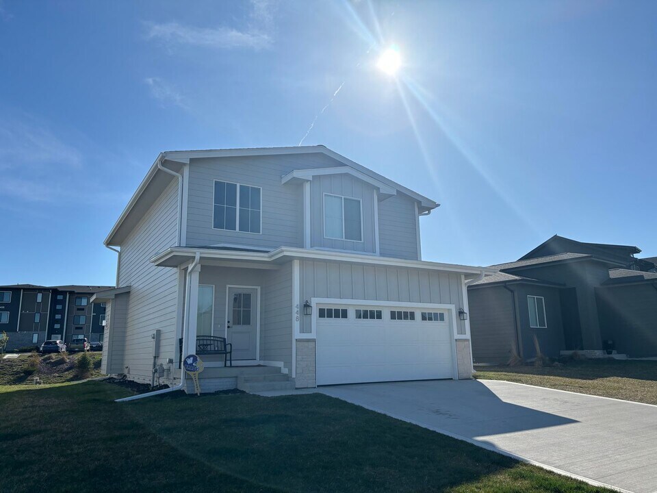 448 S 91st St in West Des Moines, IA - Building Photo