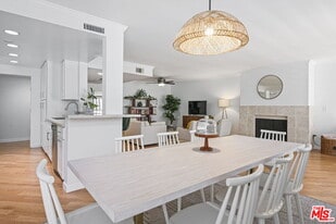 725 S Barrington Ave in Los Angeles, CA - Building Photo