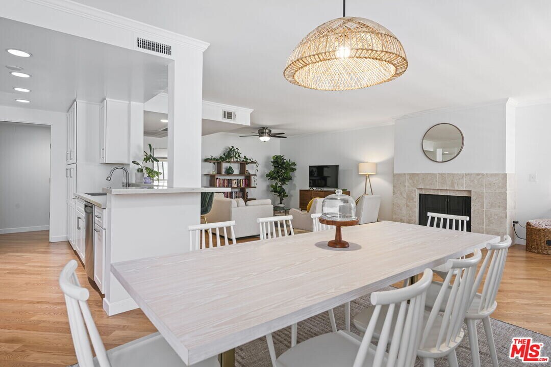 725 S Barrington Ave in Los Angeles, CA - Building Photo