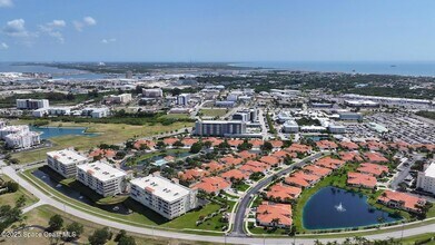 732 Bayside Dr, Unit 304 in Cape Canaveral, FL - Foto de edificio - Building Photo