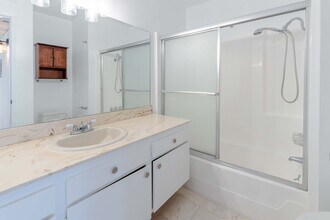 12830 Burbank Blvd, Unit 207 in Valley Village, CA - Foto de edificio - Building Photo