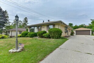 5340 W Whitaker Ave in Greenfield, WI - Building Photo