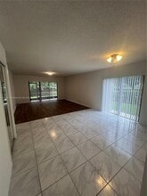 440 Lakeview Dr in Weston, FL - Building Photo - Building Photo