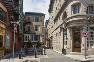 7 Bartlett Pl in Boston, MA - Building Photo - Building Photo