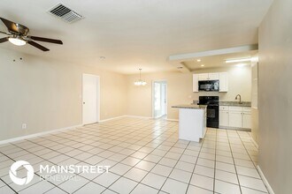 330 SE 46th Ln in Cape Coral, FL - Foto de edificio - Building Photo